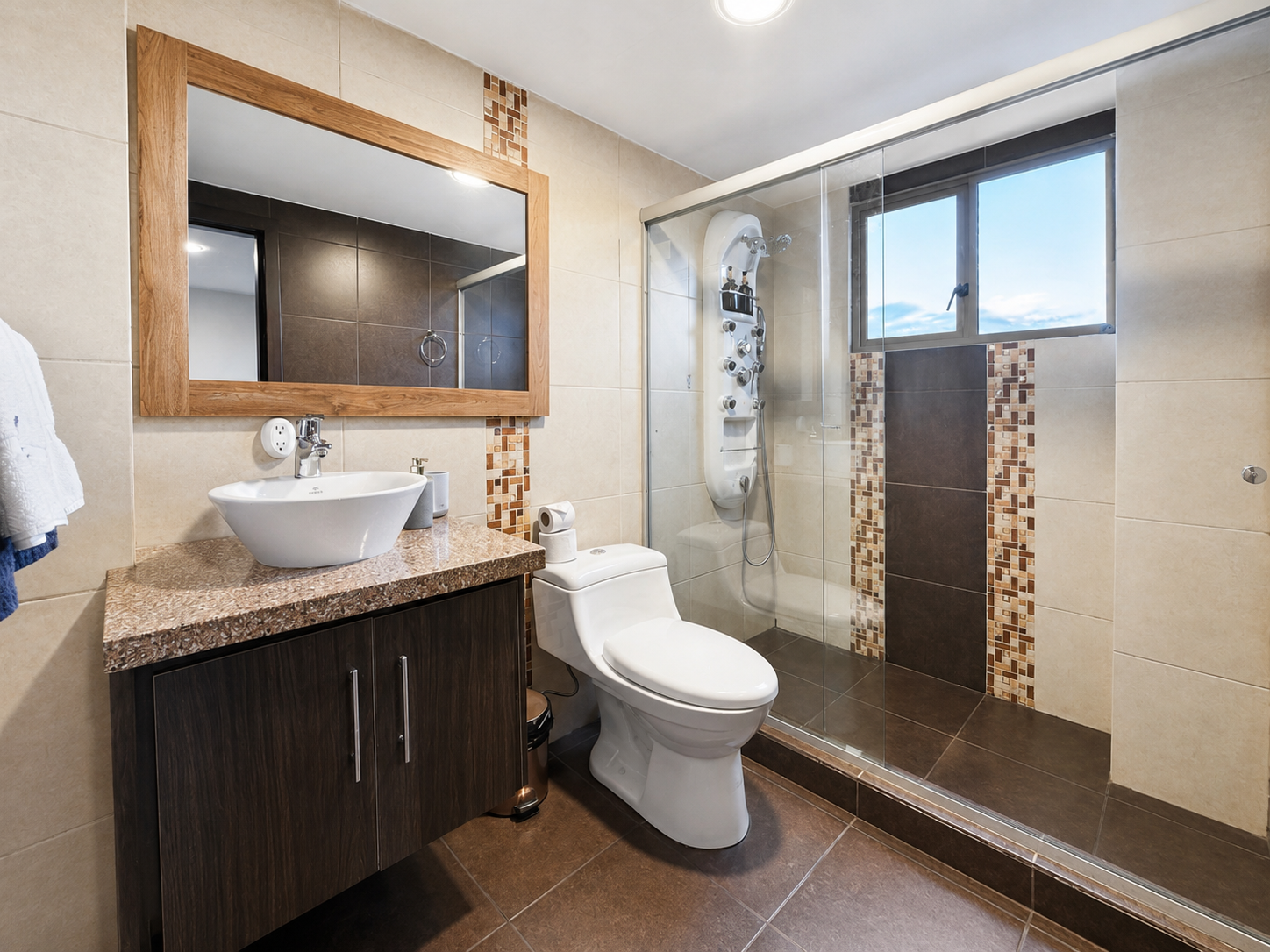 Baño con más claridad después de edición profesional